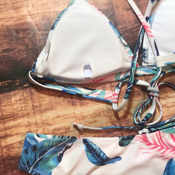 << White Palm Leaf Print Strappy Bikini >> - Picture 5 of 7